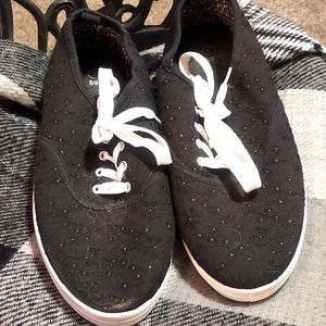 Black canvas tennis shoes(add it to a bundle for $3).❤❤❤